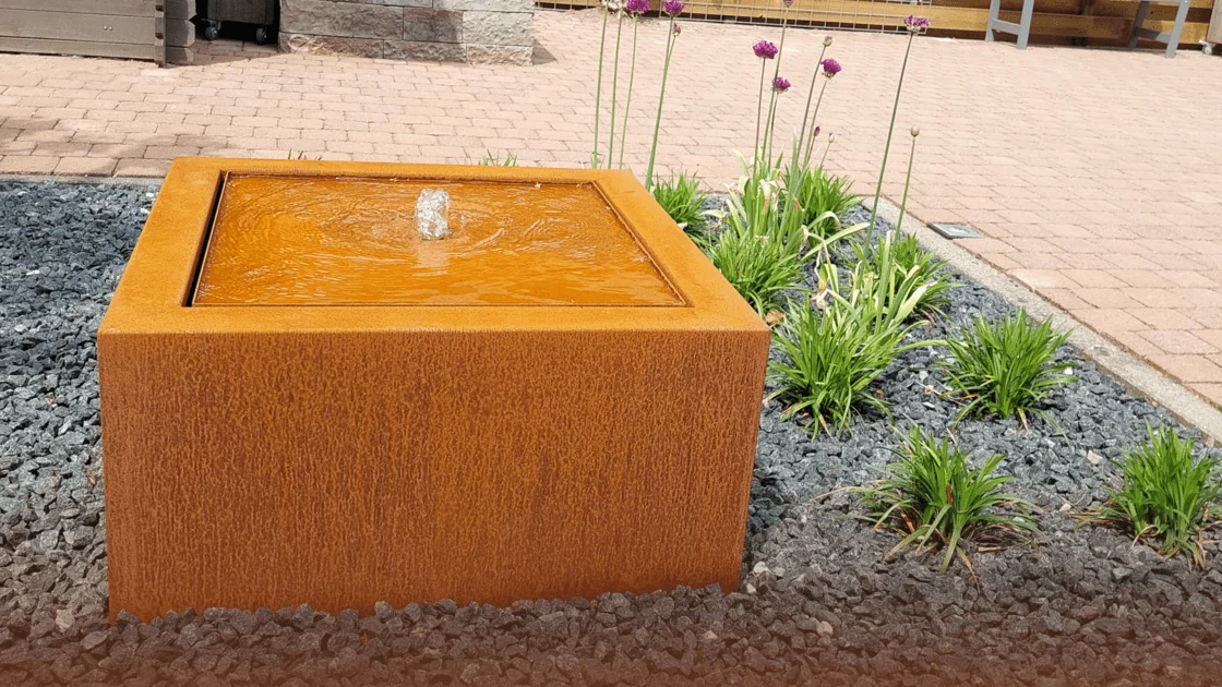 L'acier corten peut résister à l'eau, mais il développe une patine de rouille qui peut être affectée par des conditions humides. Cette patine protège ensuite le métal sous-jacent de la corrosion. Toutefois, il est important de noter que l'exposition conti