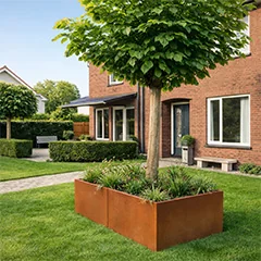 Jardinières en acier Corten dans un jardin moderne au style chaleureux et durable