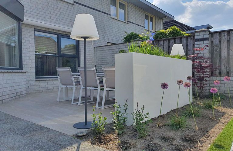 Créez des coins cosy avec des jardinières de séparation de terrasse.